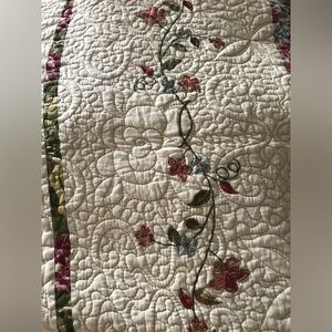 Cracker Barrel Floral Quilt - Cream with Red and Green